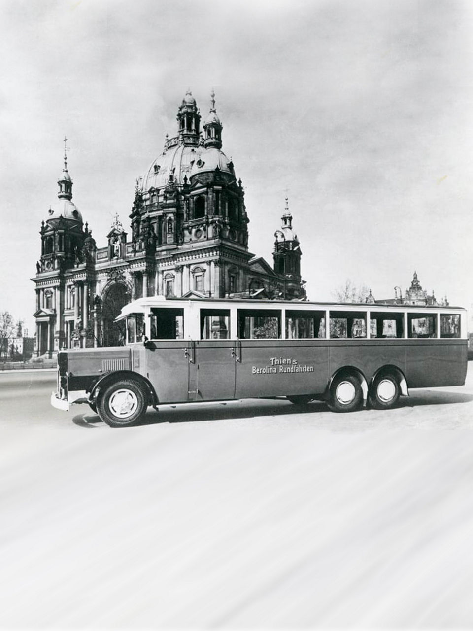 A MAN bus in front of the Berlin Cathedral (1929)