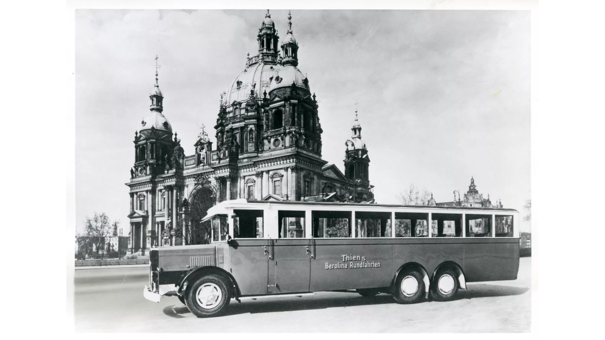 A MAN bus in front of the Berlin Cathedral (1929)