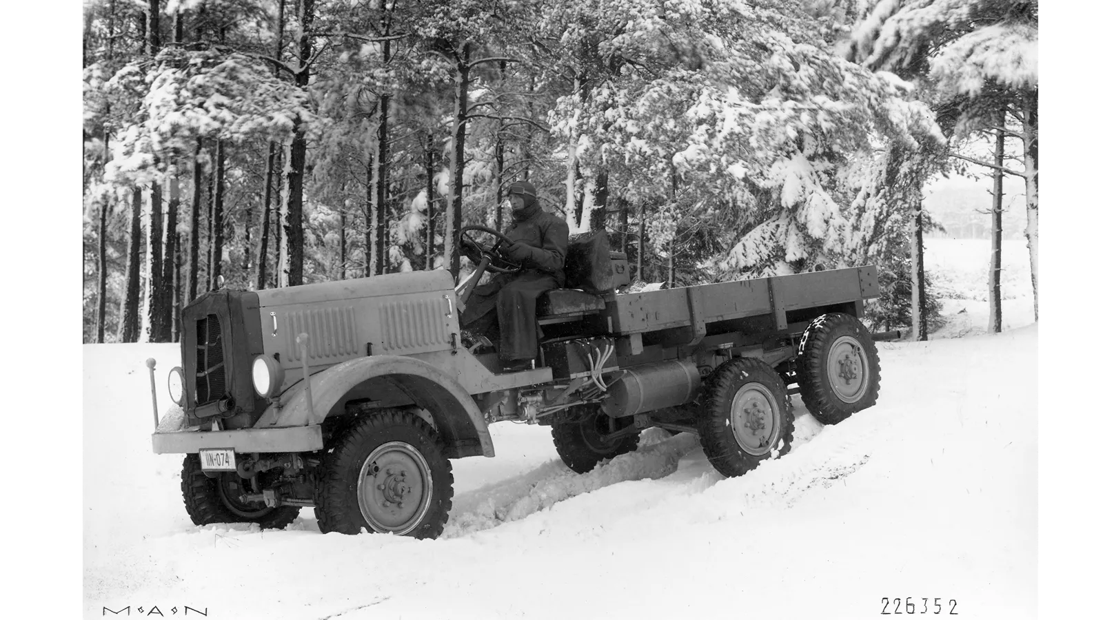 Einheitsdiesel truck with all-wheel drive during winter testing in 1940
