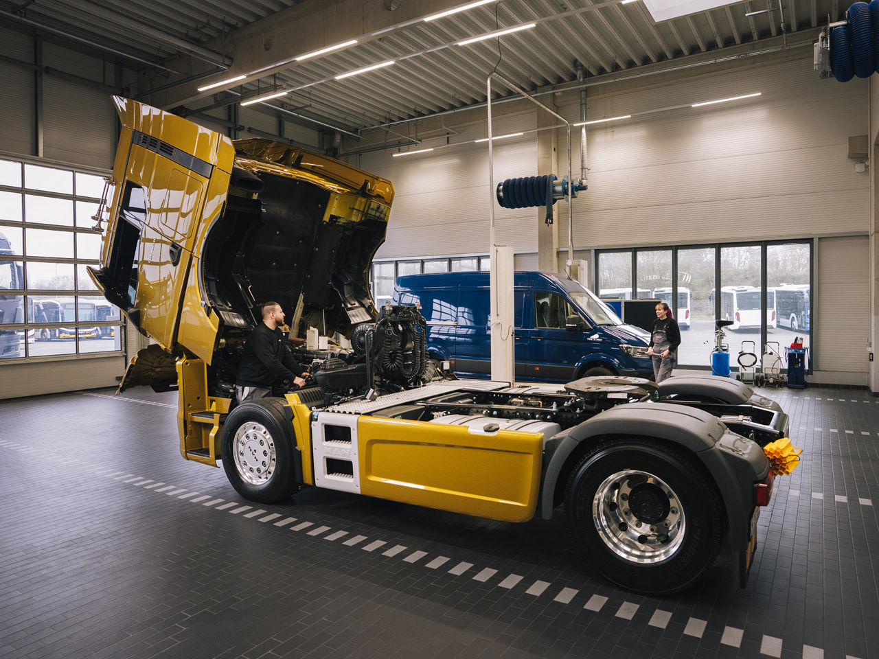 Ein Kfz-Mechatroniker arbeitet an einem MAN Truck.