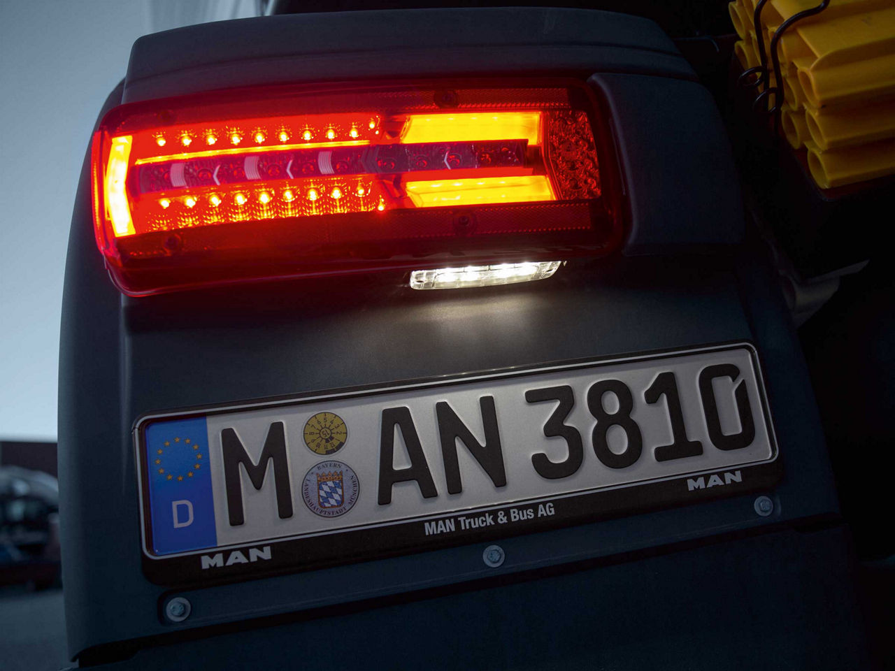 man-led-tail-light-E6-RK7-4085-4x3.jpg