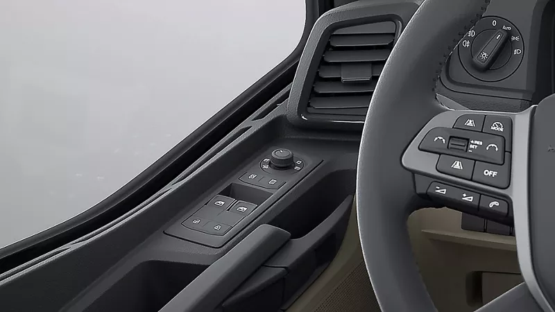 Ovládací modul ve dveřích na straně řidiče pro ruční nastavení displejů.