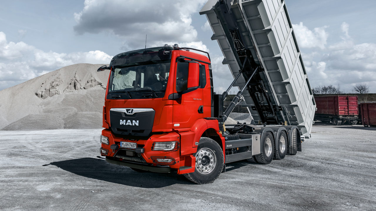 Camion à benne basculante MAN