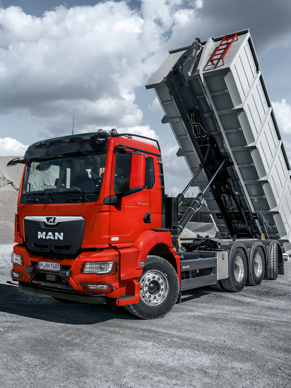 Camion à benne basculante MAN