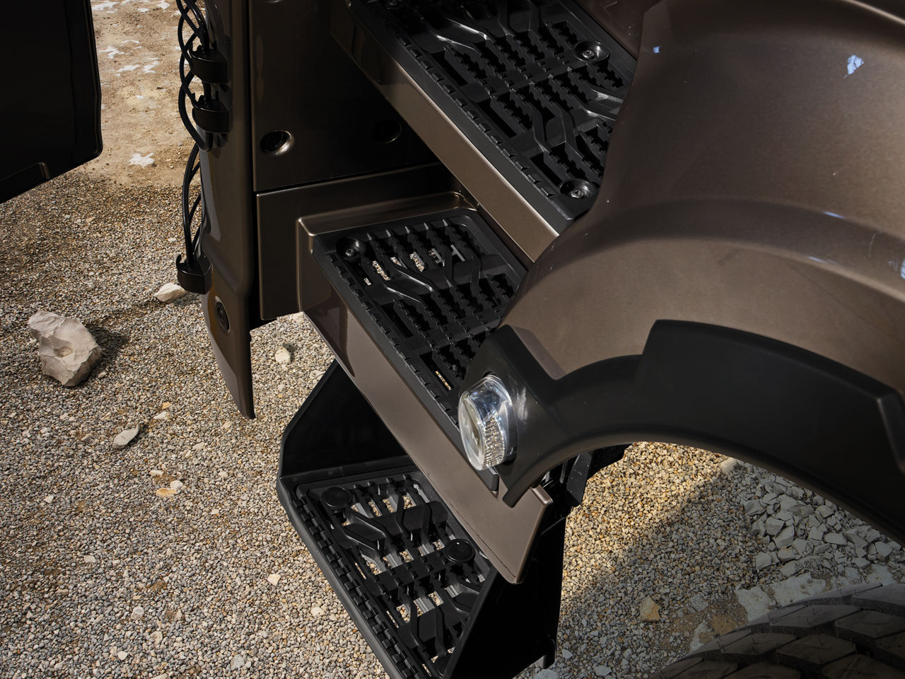 Betonvrachtwagen: Slipvrije instap met roostervormige traptreden