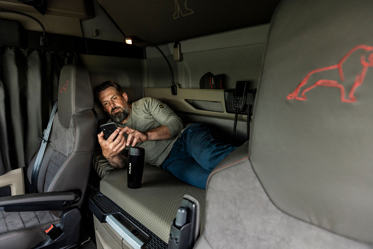 Uzun yol kamyonları: Uzun mesafe taşımacılığı için geniş kabinlerde rahatça uyuyun ve dinlenin.