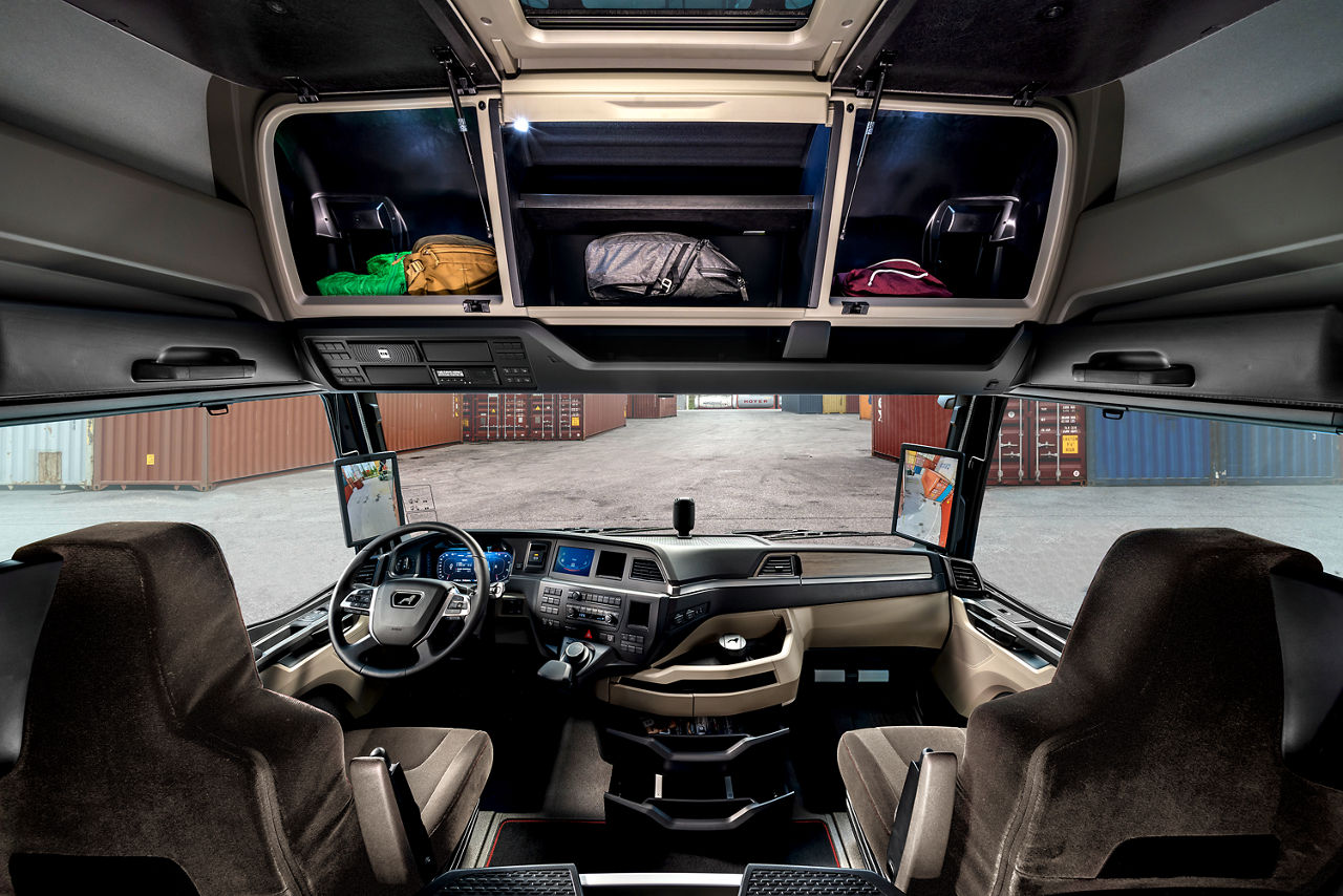 Uzun yol kamyonları: Uzun yola yönelik sürücü kabinleri, çok sayıda eşya bölmesi ve eşya koyma olanakları sunuyor
