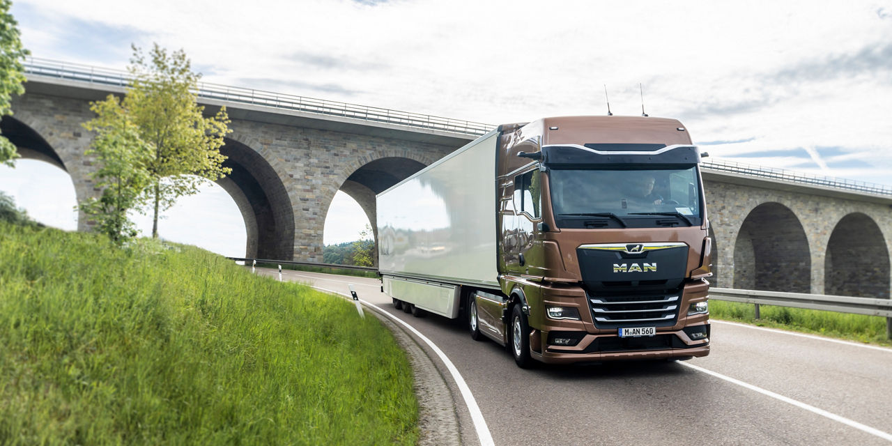 Uzun yol kamyonları: MAN TGX konteyner limanında