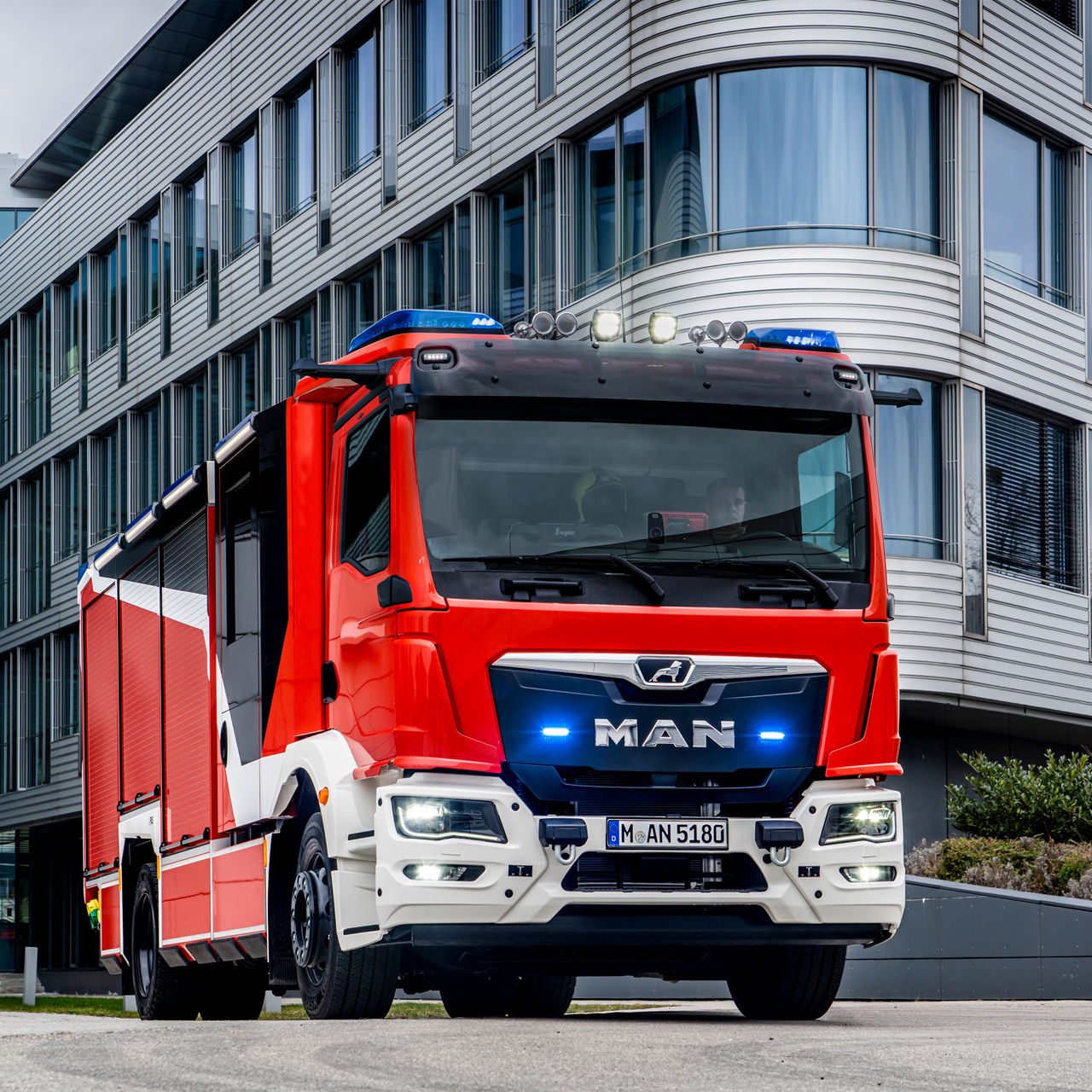 La nouvelle génération de poids lourds MAN vous accompagne en toute sécurité dans les interventions les plus périlleuses.