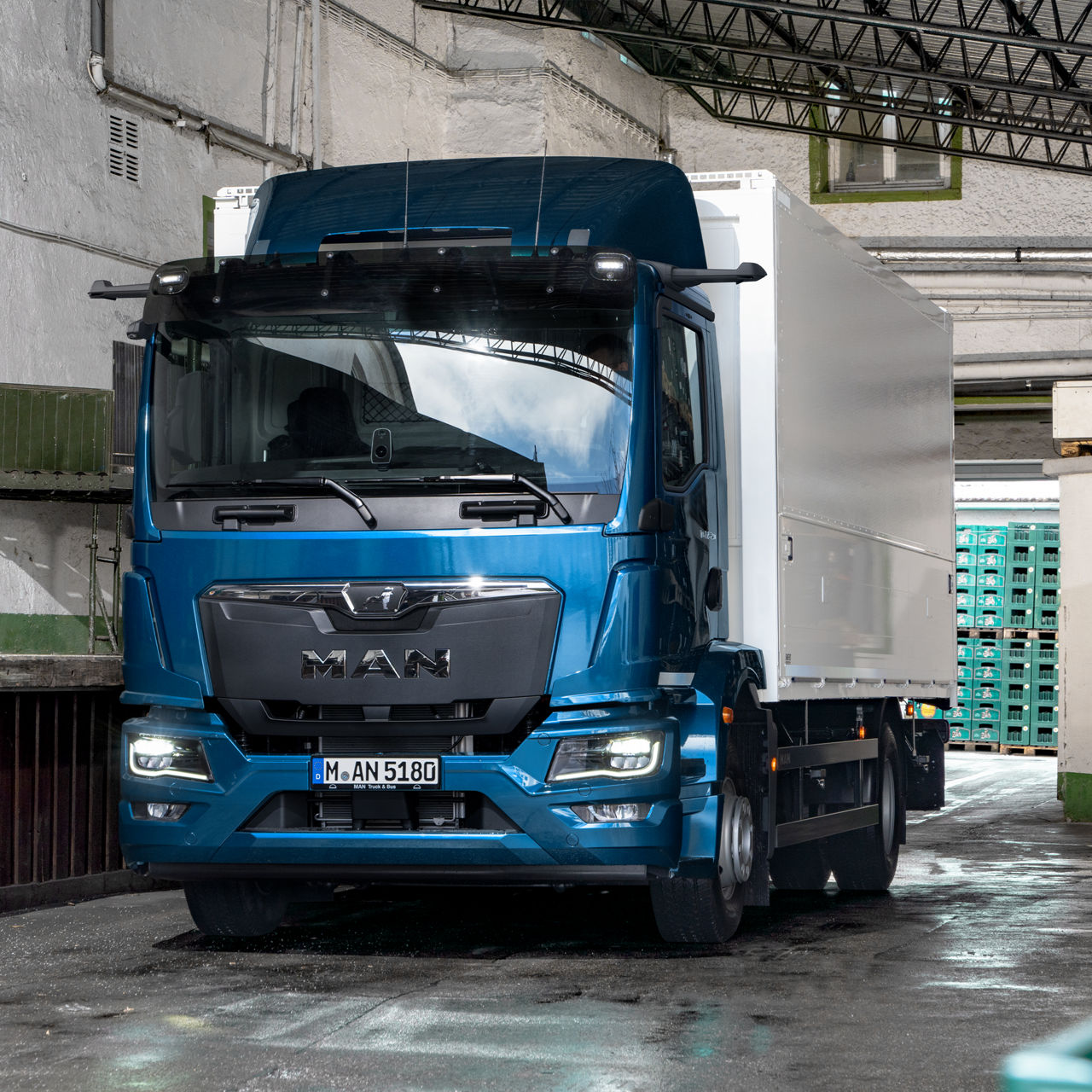 Grâce à la nouvelle génération de poids lourds MAN, acheminez en toute sécurité vos boissons d’un point A à un point B.