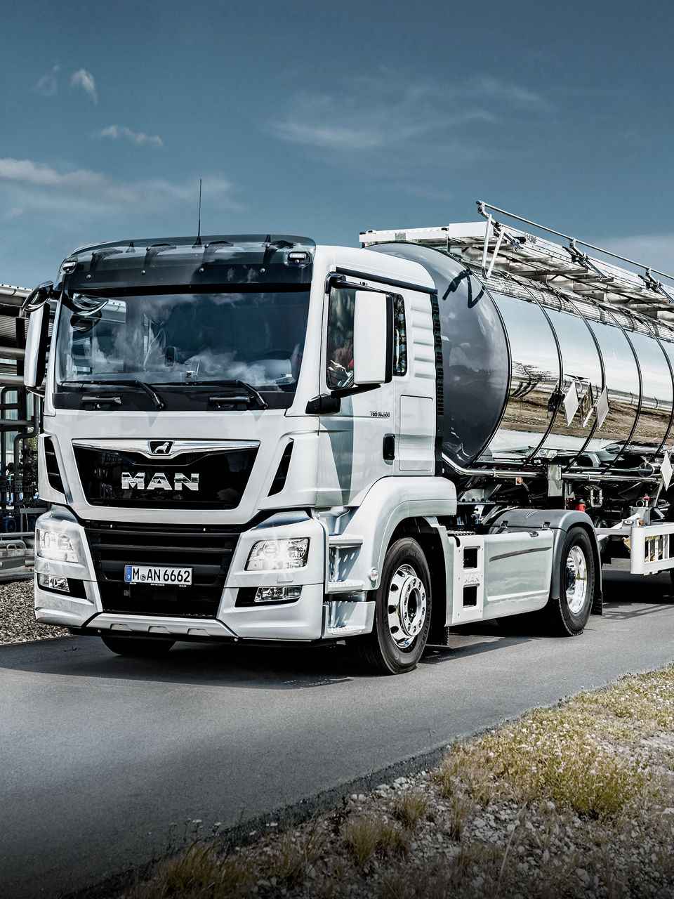MAN trucks for the transport of liquids and gases