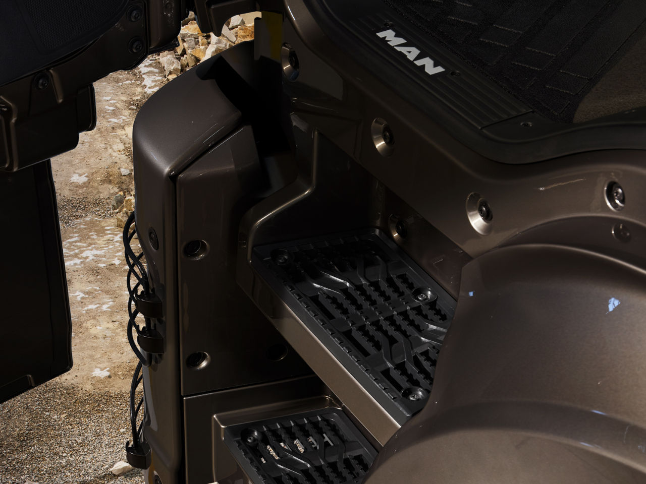 Turvallinen pääsy ohjaamoon ilman liukastumista