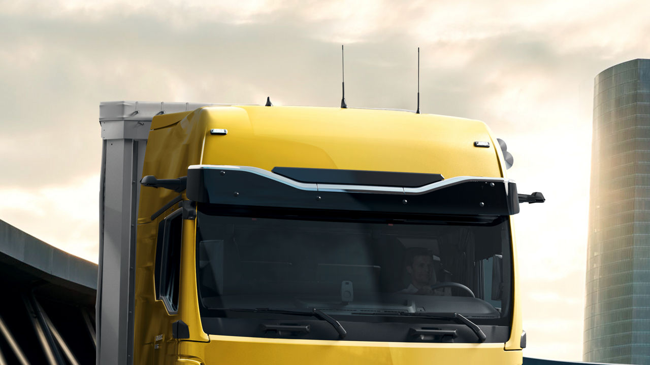 The aerodynamic sunblind protects against bright sunlight and helps saving fuel.