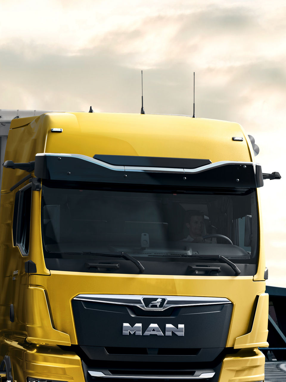 The aerodynamic sunblind protects against bright sunlight and helps saving fuel.