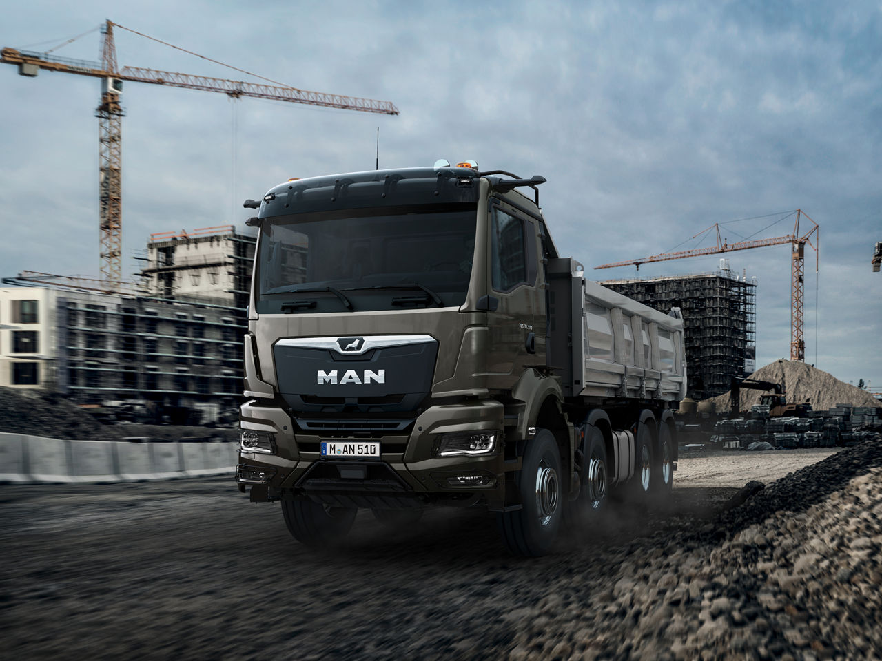 Both robust and smart, the MAN TGS is ideal for demanding transport tasks on the road, on the construction site and off-road.