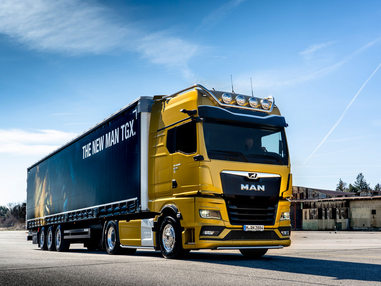 The MAN TGX: Our pro for long-haul transport provides you with smart and groundbreakingly efficient support.
