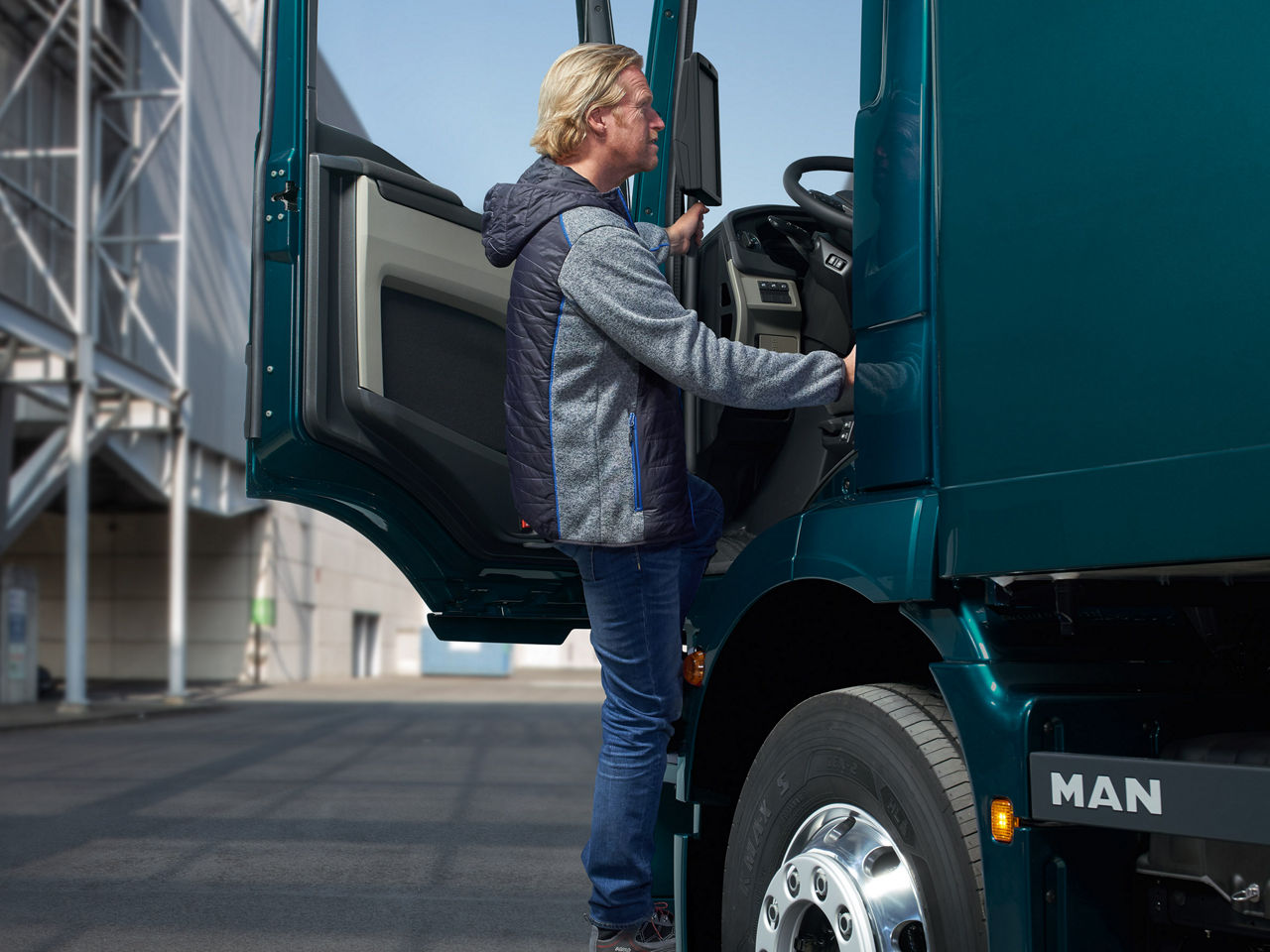 Der MAN TGM & MAN TGL unterstützt einen ergonomischen Ein- und Ausstieg.
