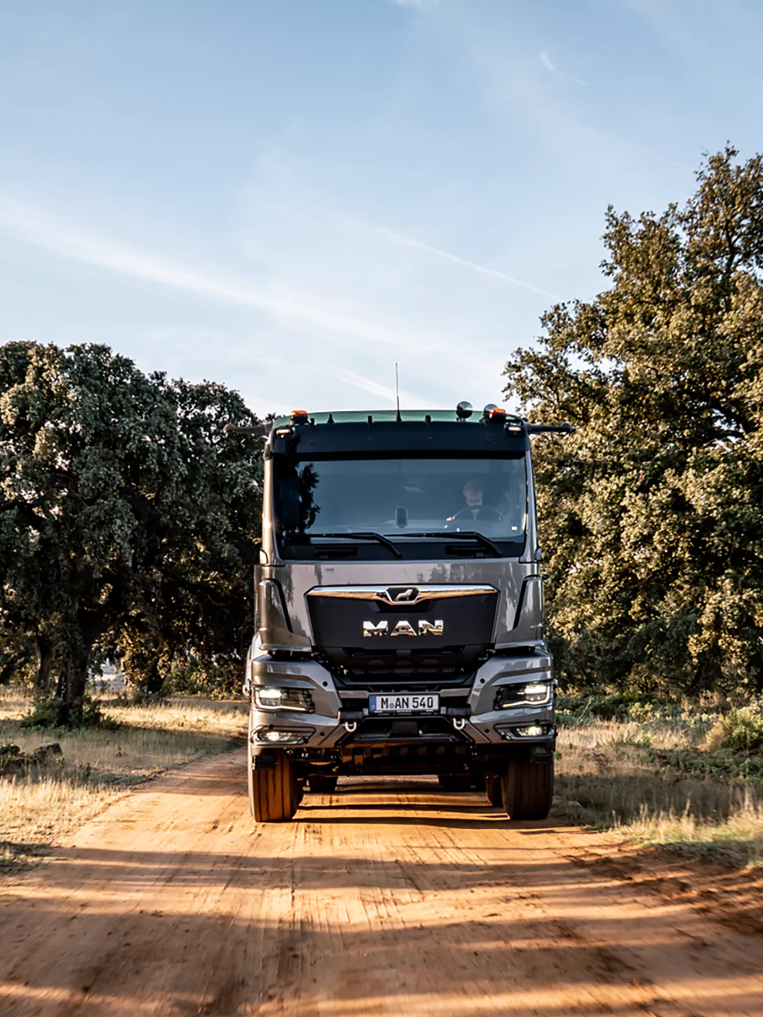 Ocelový nárazník MAN TGS poskytuje ochranu při jízdě v terénu.