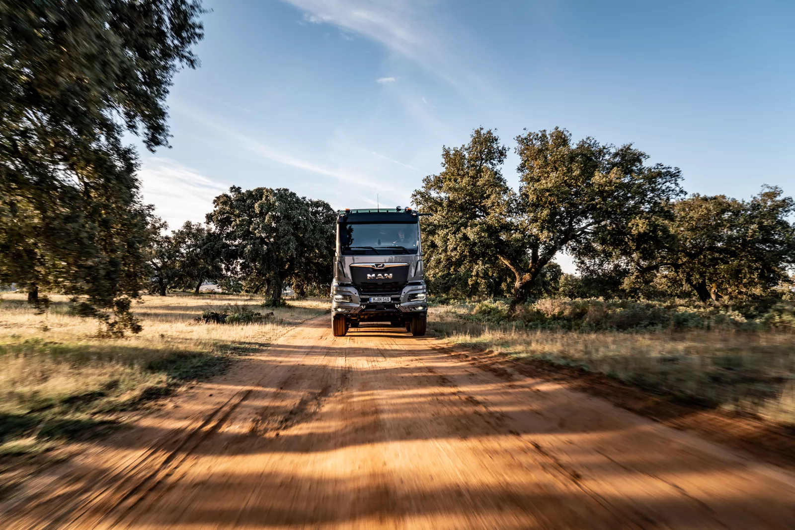 De stalen bumper van de MAN TGS biedt bescherming tijdens het rijden op onverharde wegen.