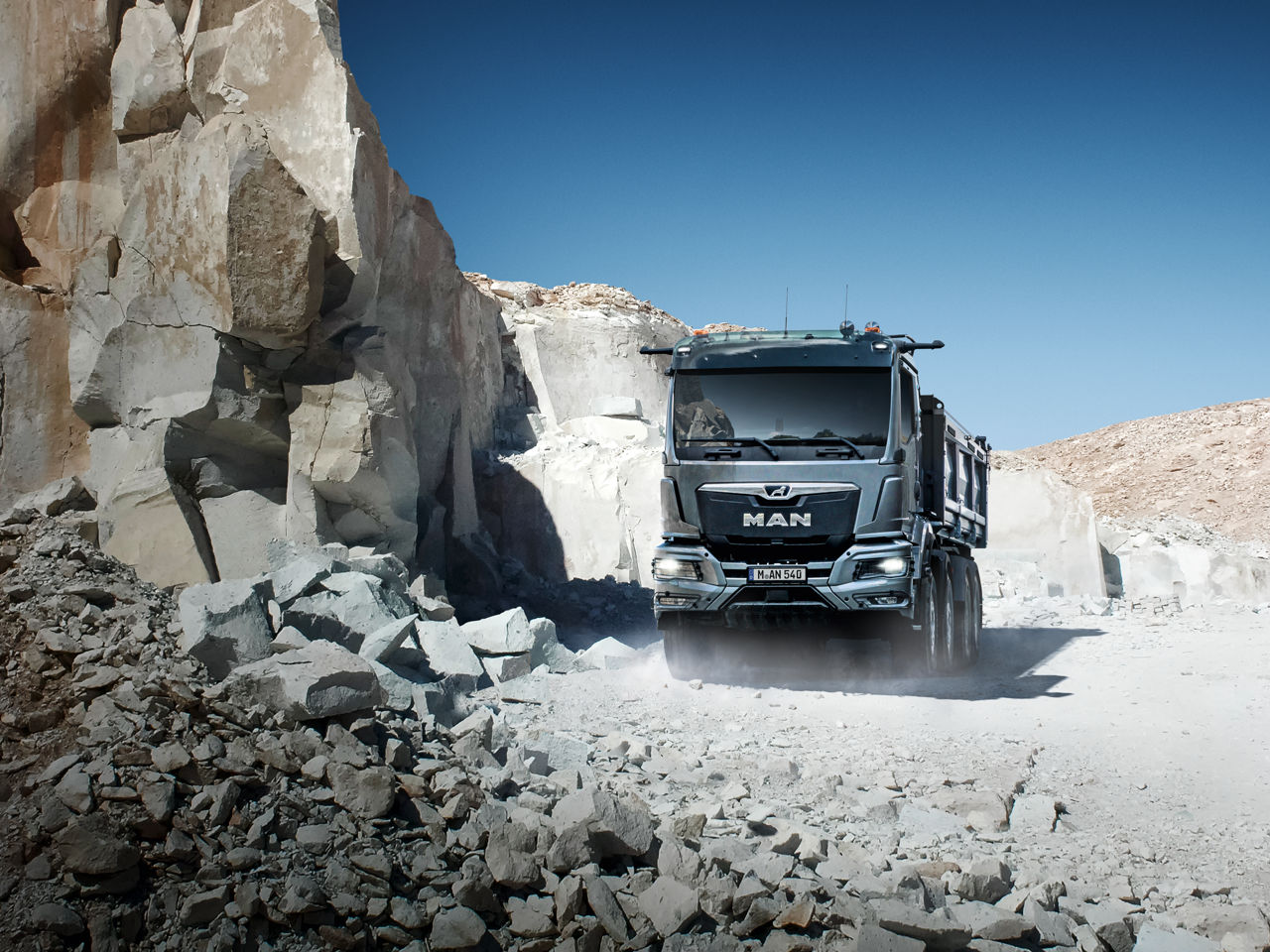 Due uomini impegnati in un colloquio di consulenza in una hall.