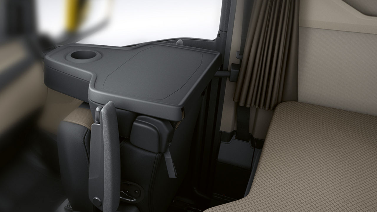 MAN TGS Vario passasjersete som kan klappes ned for å danne et bord