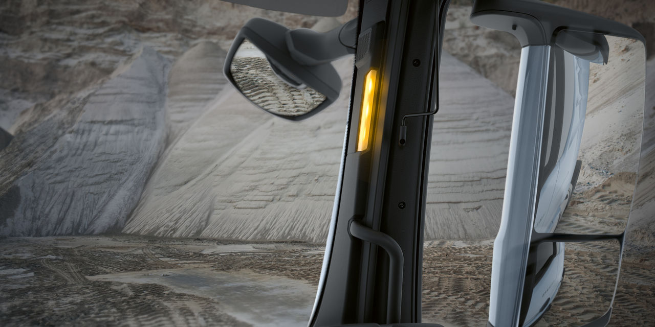 Nákladní vozidlo MAN s aktivovanou výstražnou kaskádou.