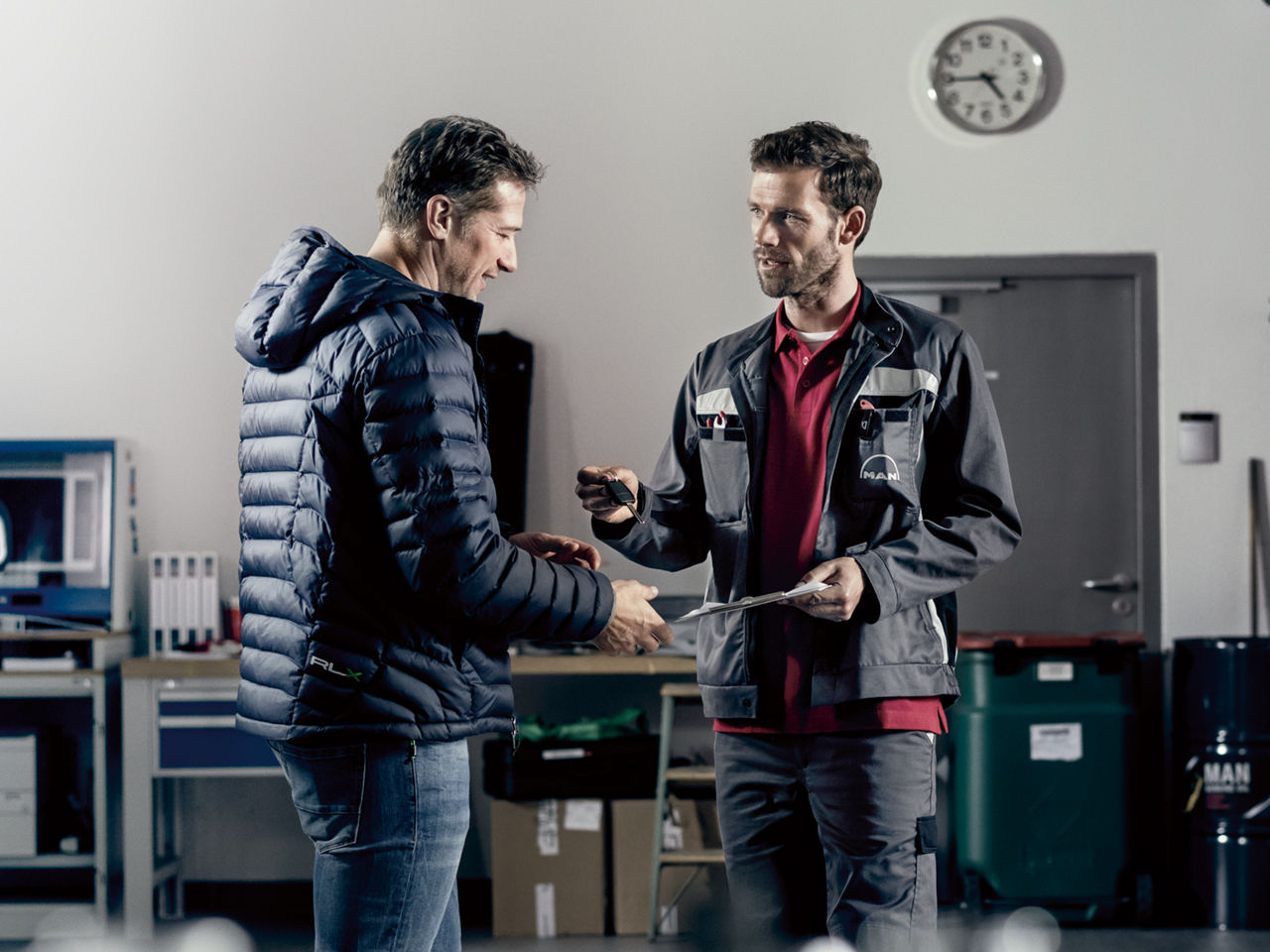 Un collaboratore MAN consegna al cliente la chiave del veicolo.