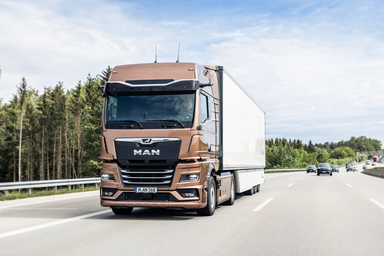 De MAN TGX valt op door de nieuw vormgegeven cabine en het karakteristieke design.