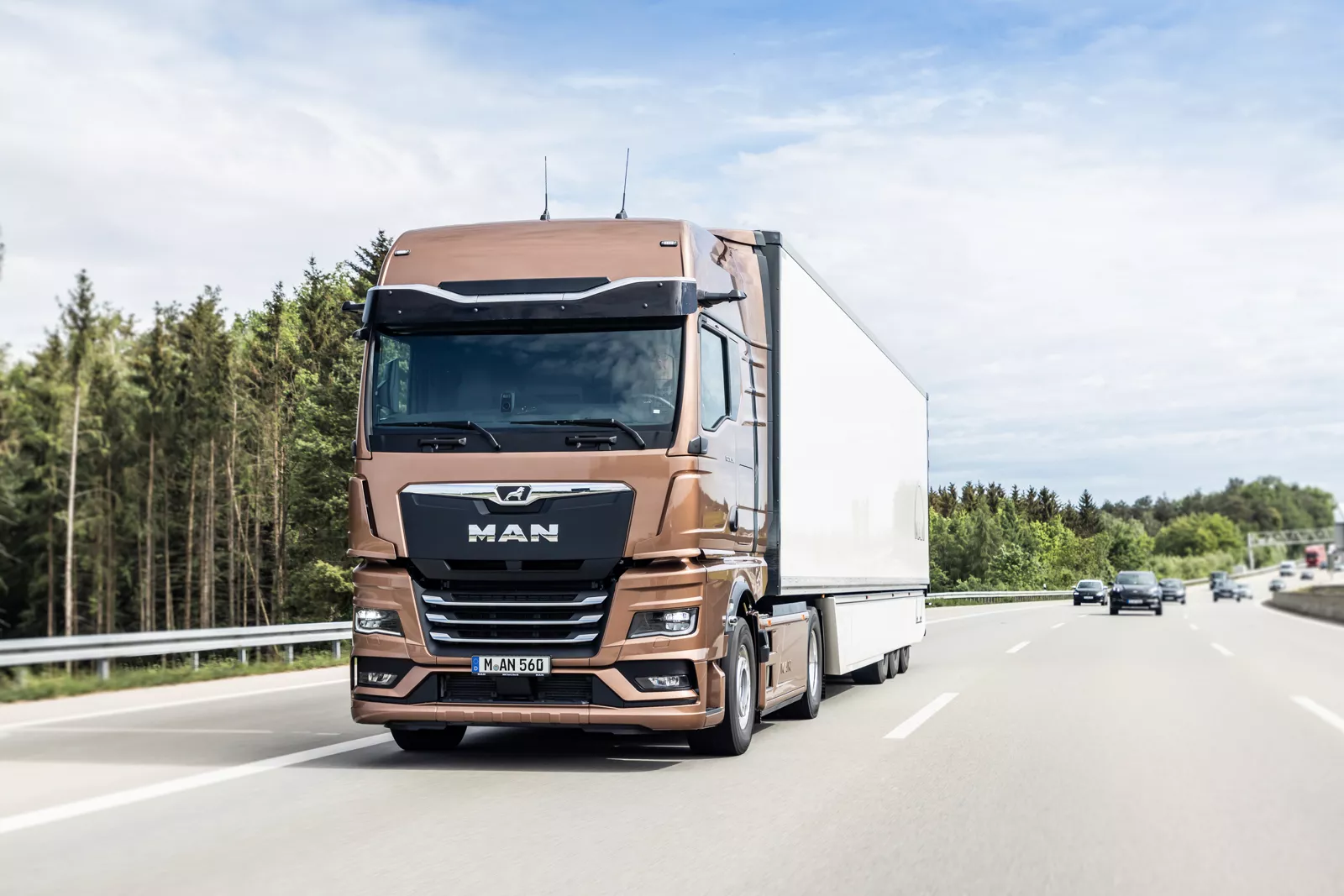 MAN TGX — це особлива форма кабіни та характерний дизайн.