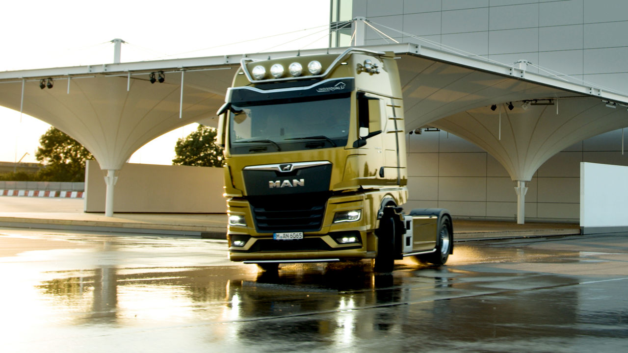 man-lkw-tgx-individual-lion-teaser-1-1.jpg