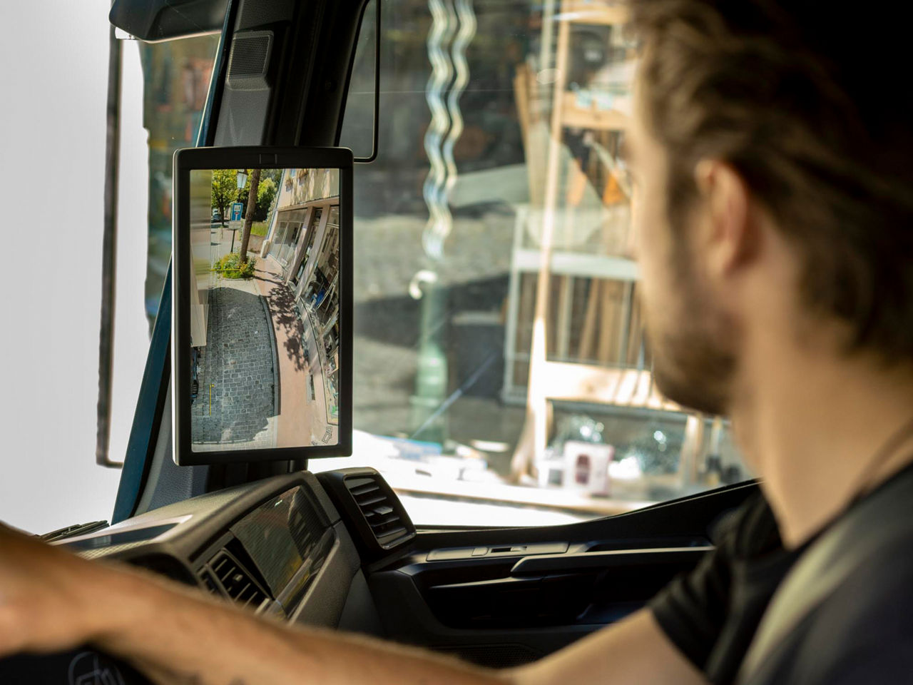 Our digital mirror replacement system ensures an ideal overview. The field of vision is extended, the image of the digital mirrors adapts to the driving situation.