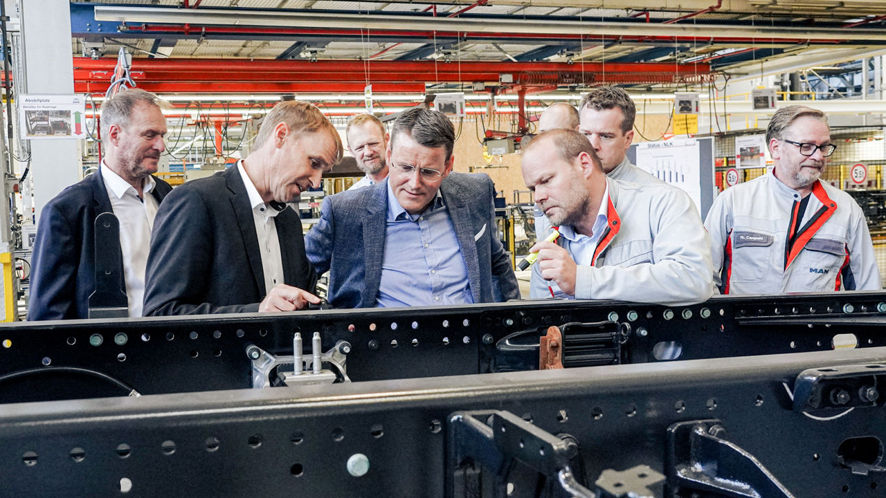 Alexander Vlaskamp inspecting the new painting concept