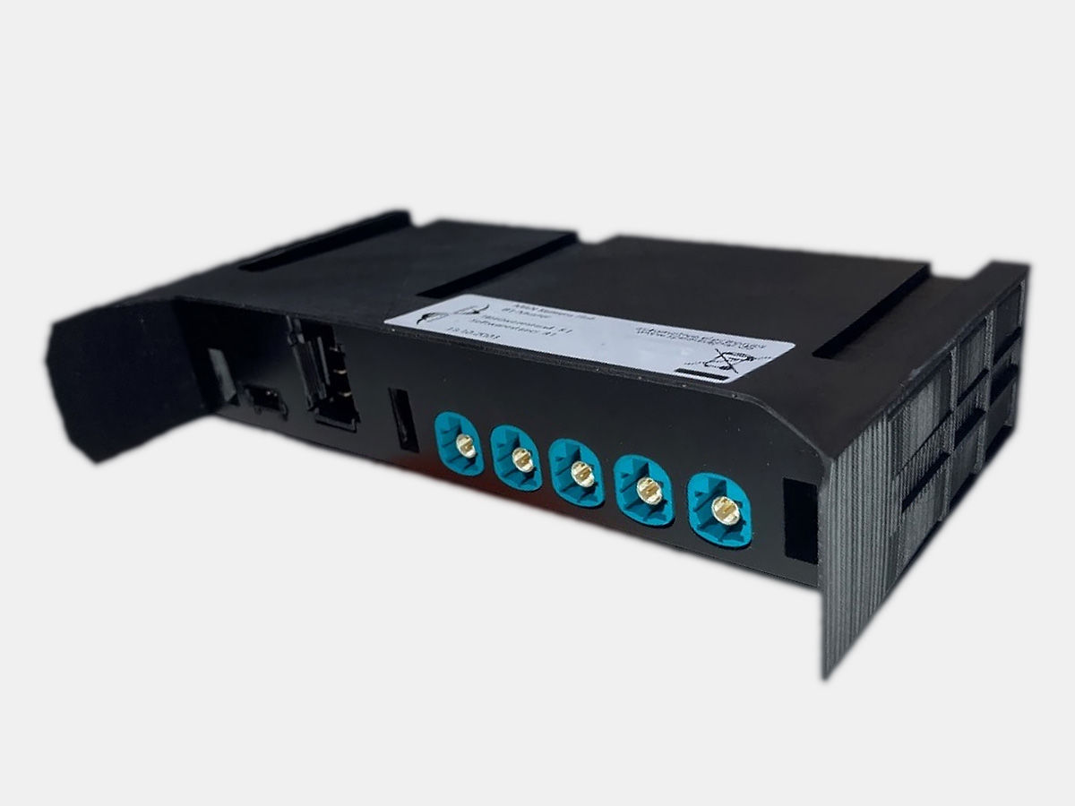 Abbildung des Kamerahub-Gerätes mit sichtbaren Kameraanschlüssen.