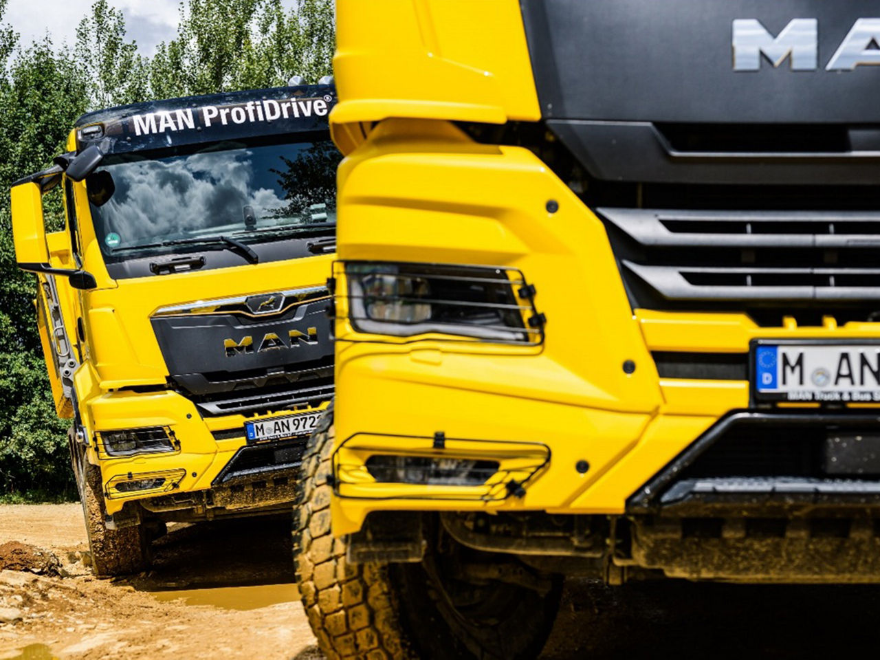 Zwei MAN ProfiDrive-Trucks im Gelände, jetzt Kurse auch online buchen!