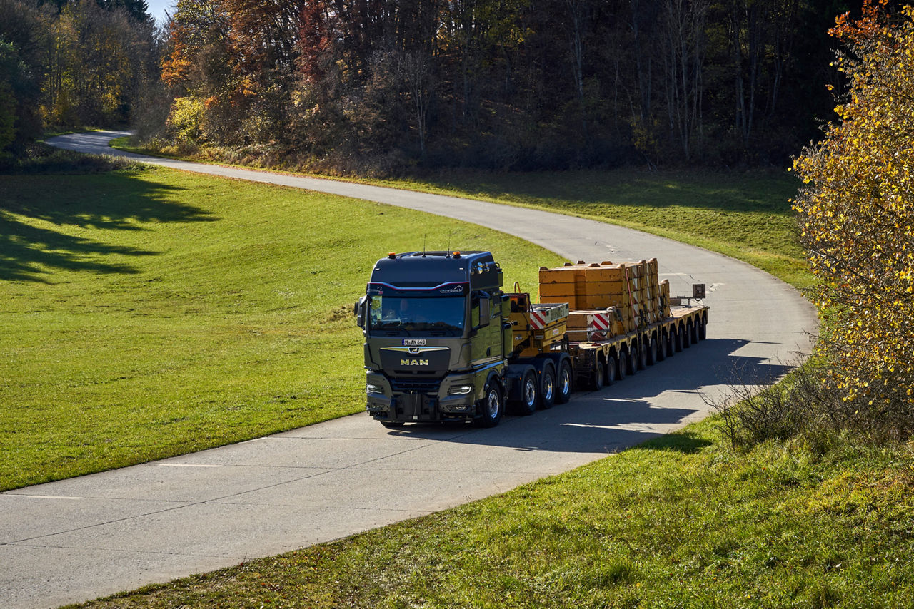 Et MAN TGX til sværgodstransport på en landevej