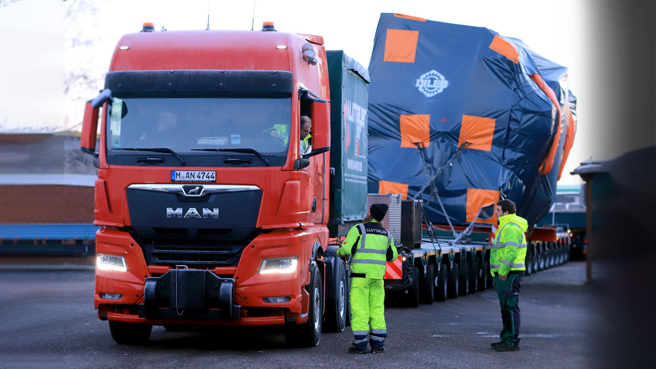 Heavy-duty transport with a MAN TGX semitrailer combination
