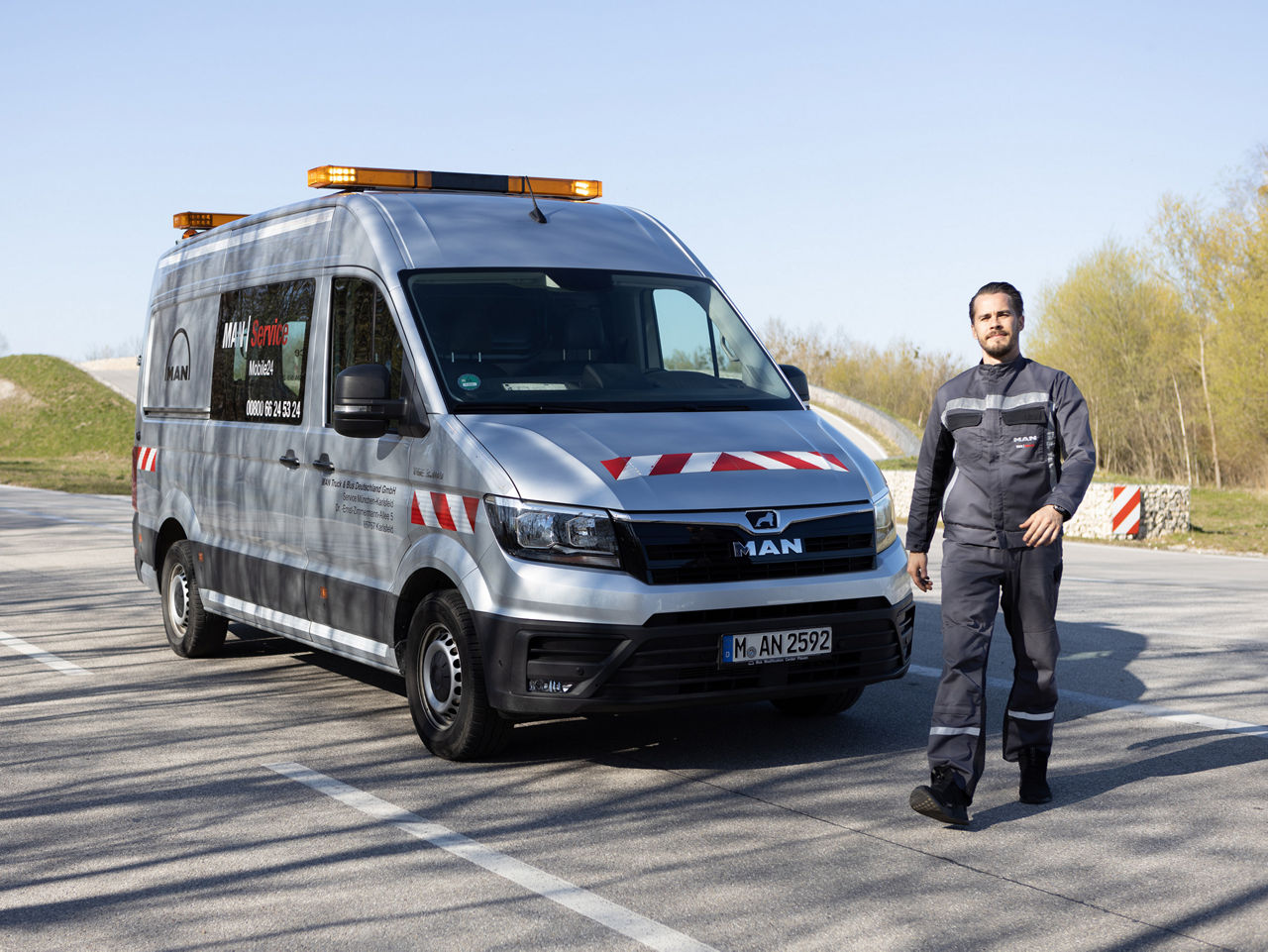 An employee from MAN Mobile24 breakdown service provides assistance.