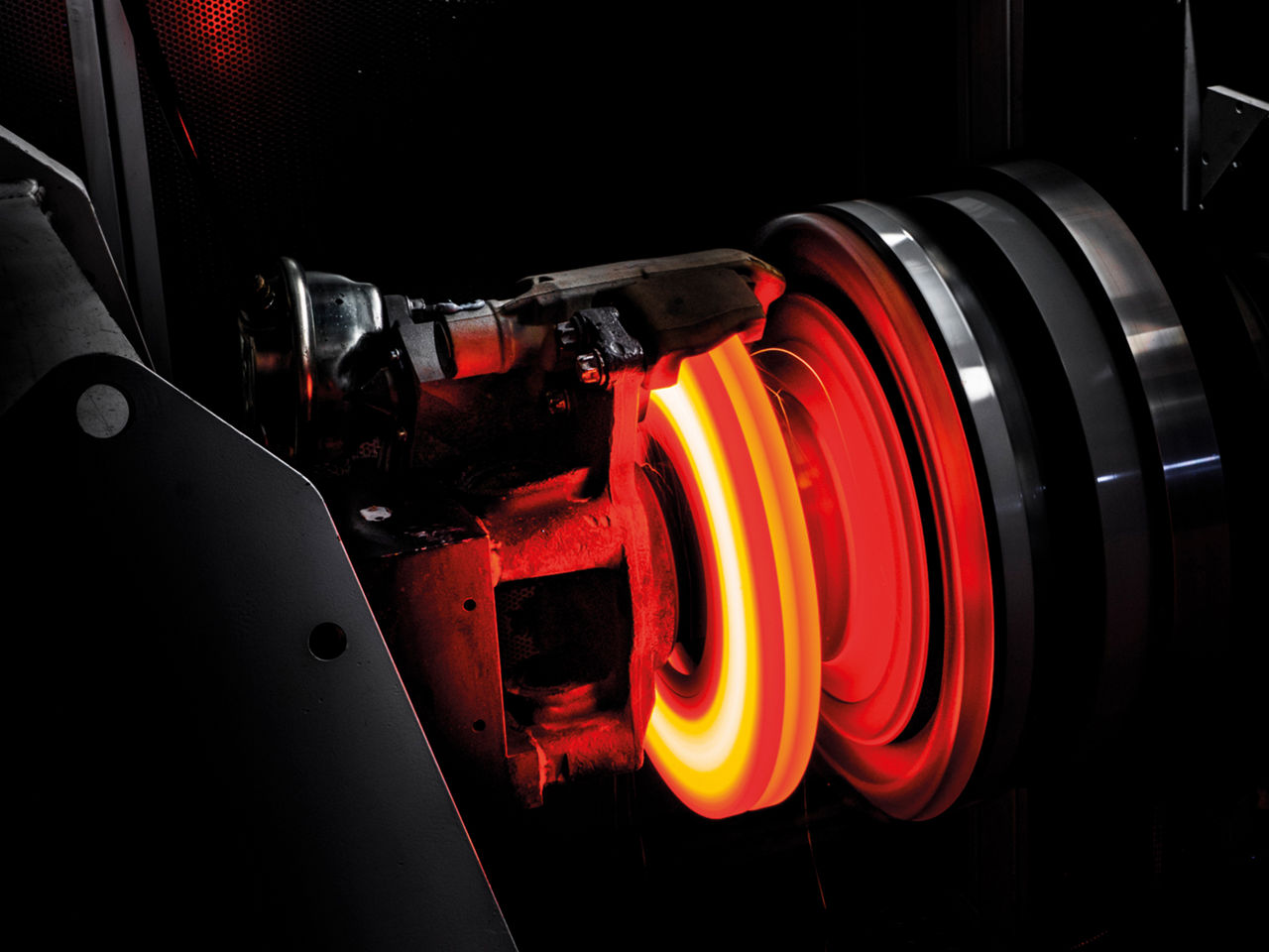 Een roodgloeiende schijfrem.