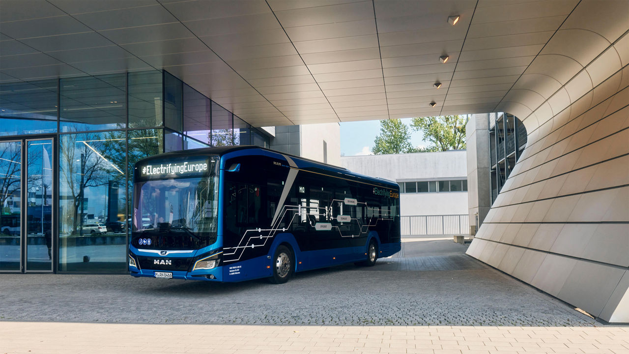 Parked Lion's City E 