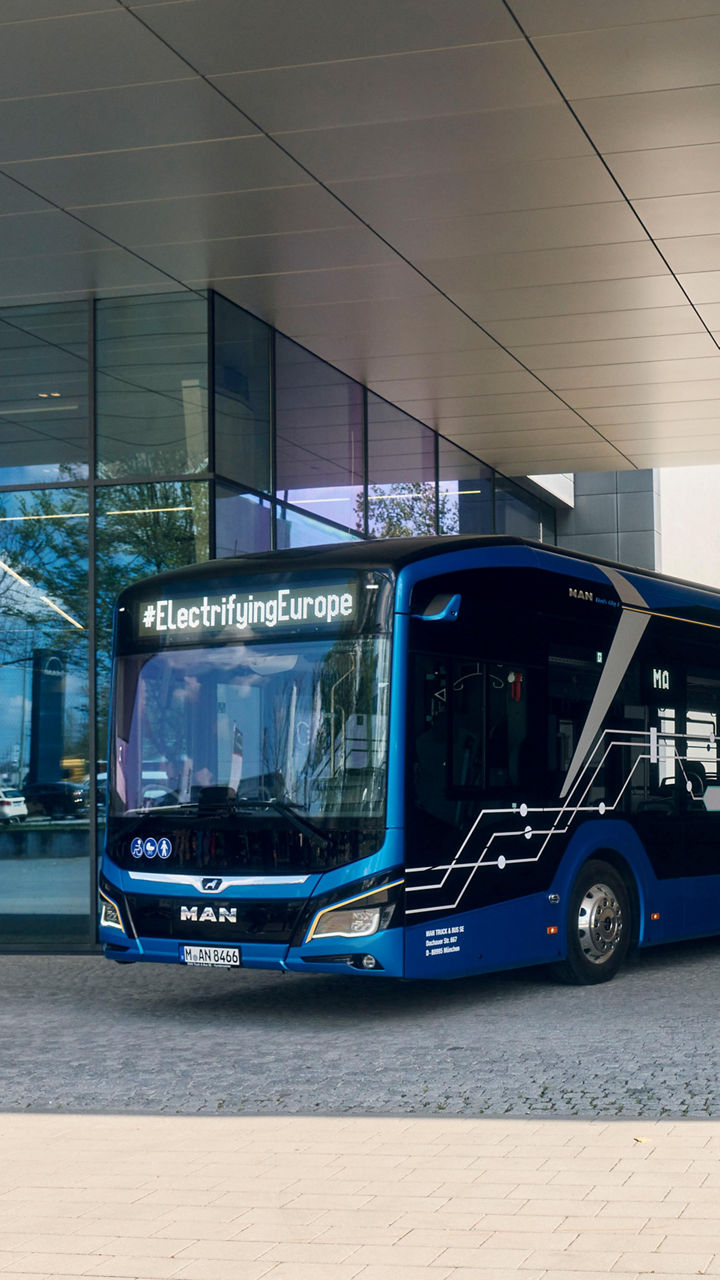 Parked Lion's City E 