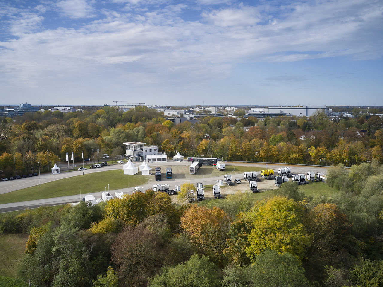 eTrucks stehen auf dem MAN Testgelände in Karlsfeld