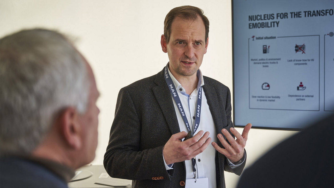 Dr. Michael Bernath gestikuliert vor einem Bildschirm