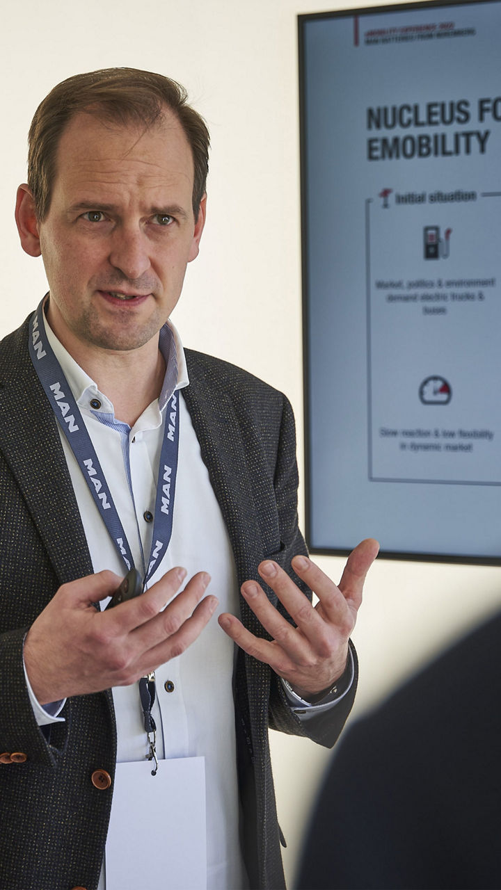 Dr. Michael Bernath gestikuliert vor einem Bildschirm