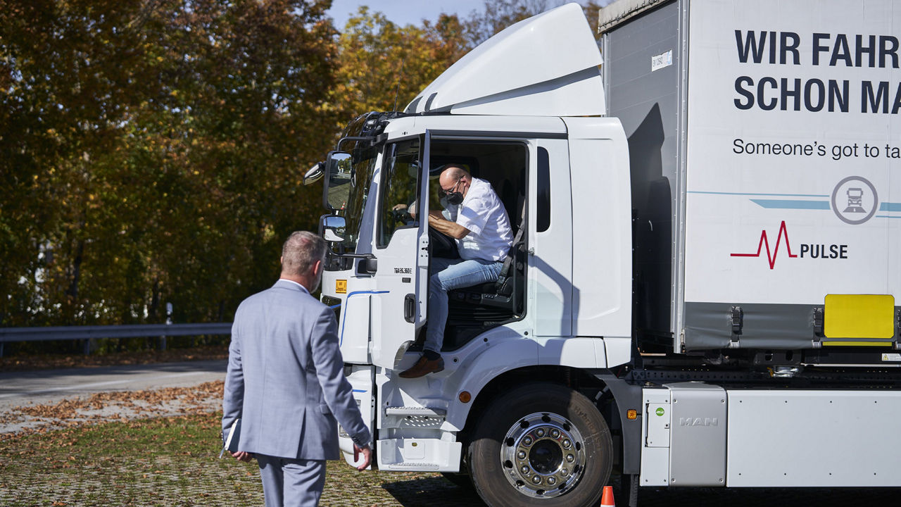 Bernd Reining sitzt im Elektro-Lkw