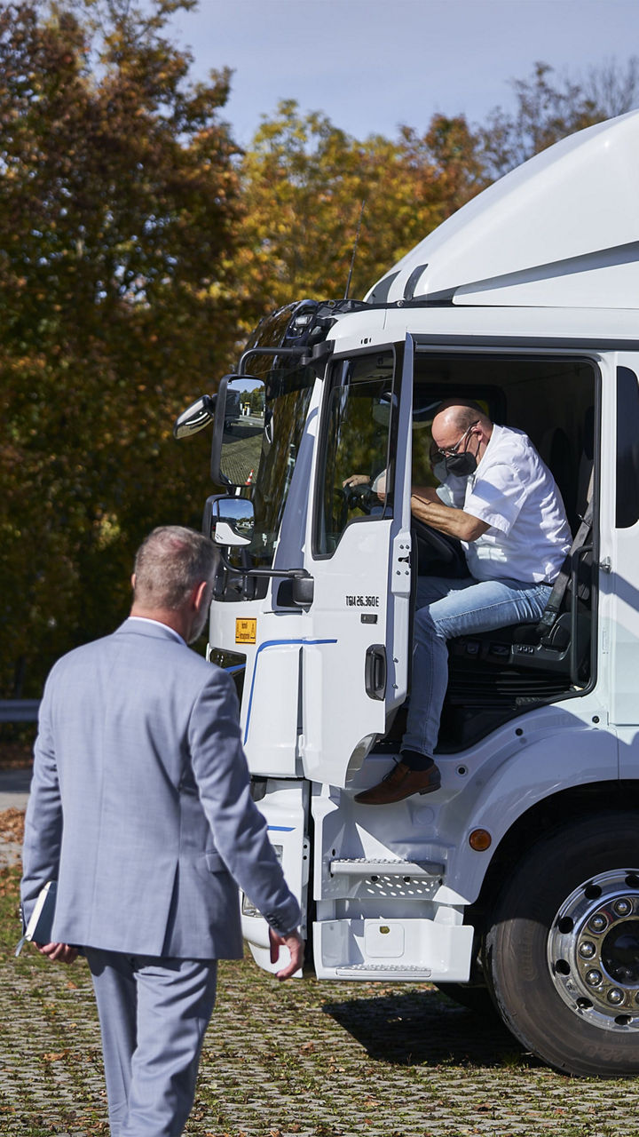 Bernd Reining sitzt im Elektro-Lkw