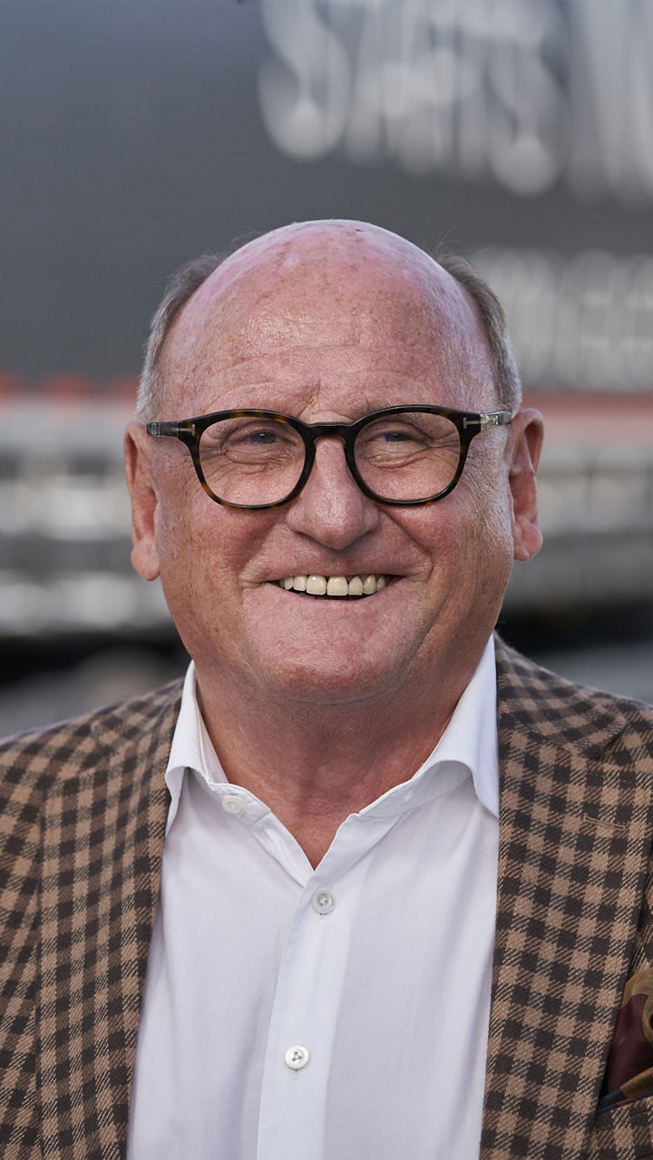 Rudolf Ebner steht vor dem MAN eTruck und schaut in die Kamera