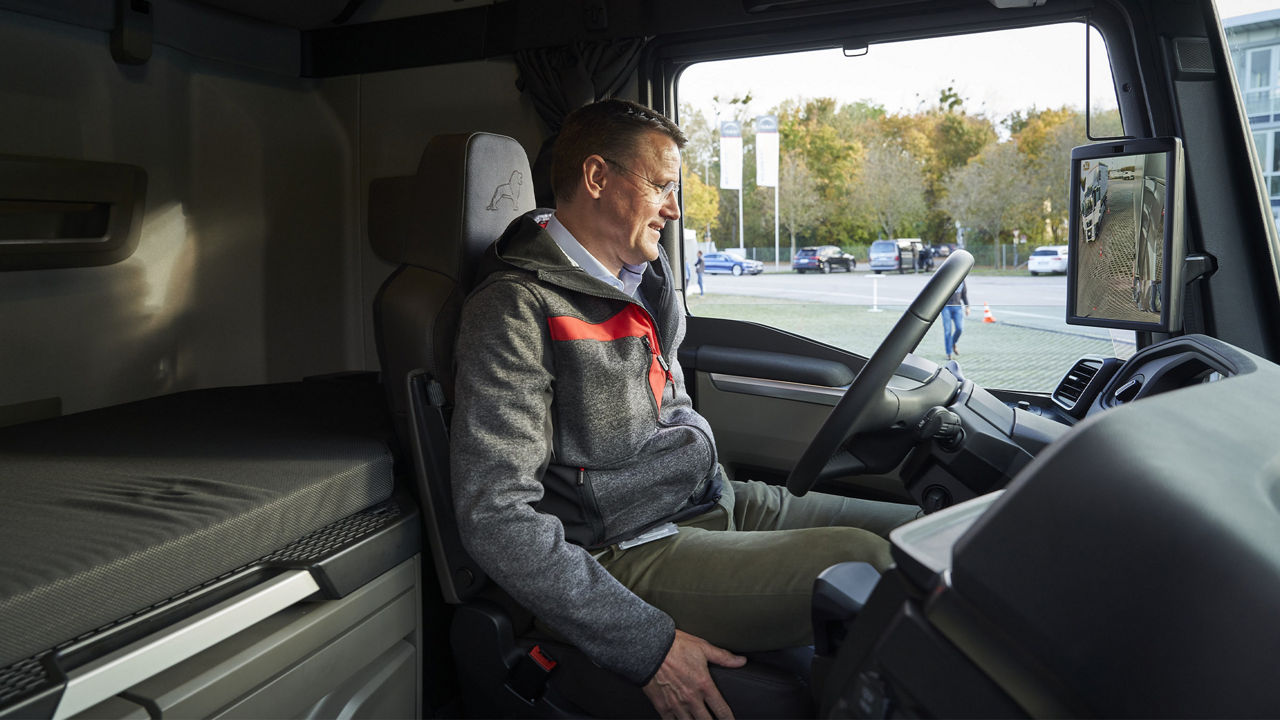 Alexander Vlaskamp sitzt hinter dem Steuer des eTrucks