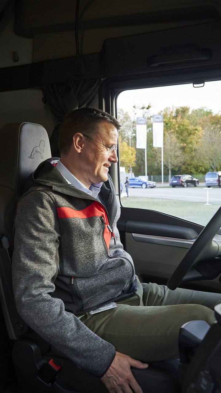 Alexander Vlaskamp sitzt hinter dem Steuer des eTrucks