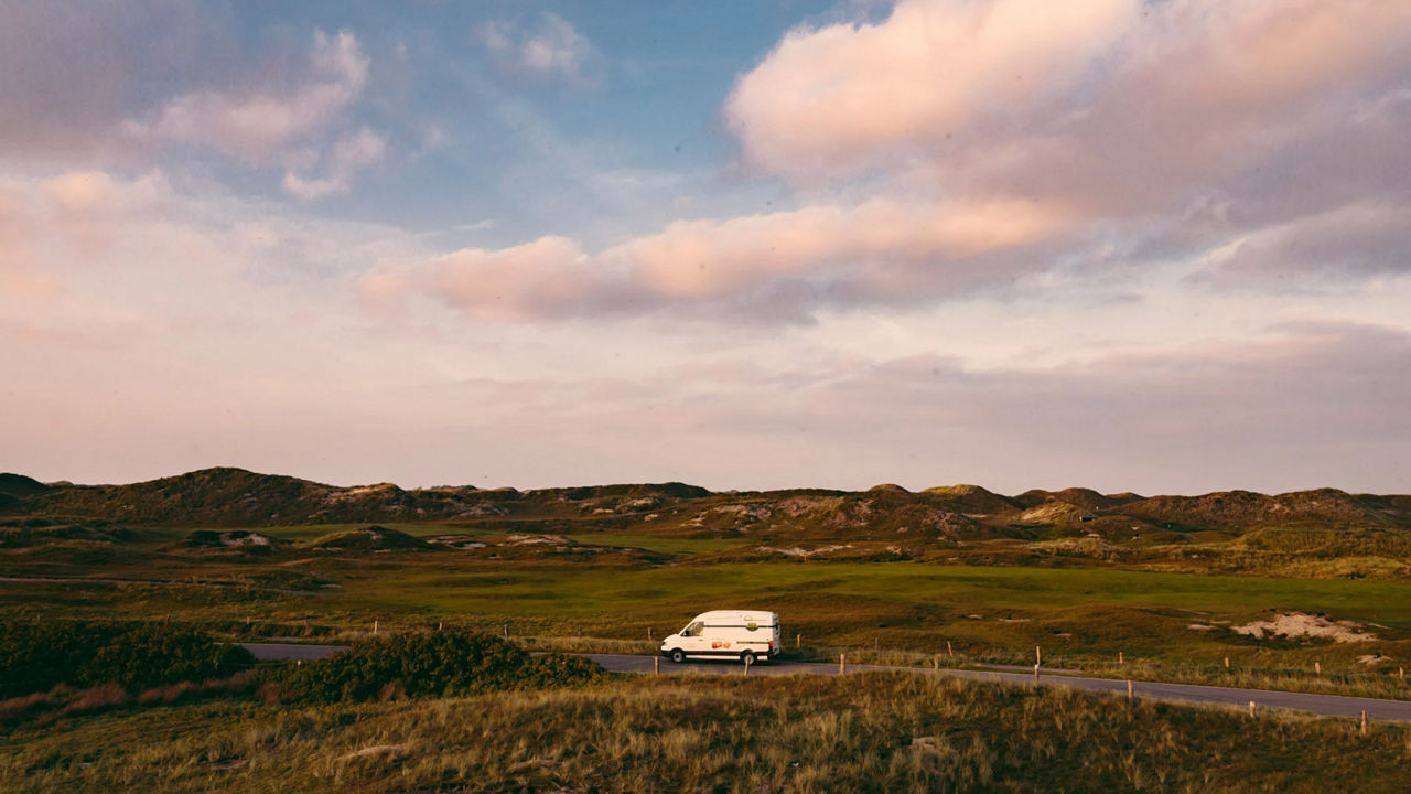 Ein MAN Transporter fährt durch eine Landschaft. 