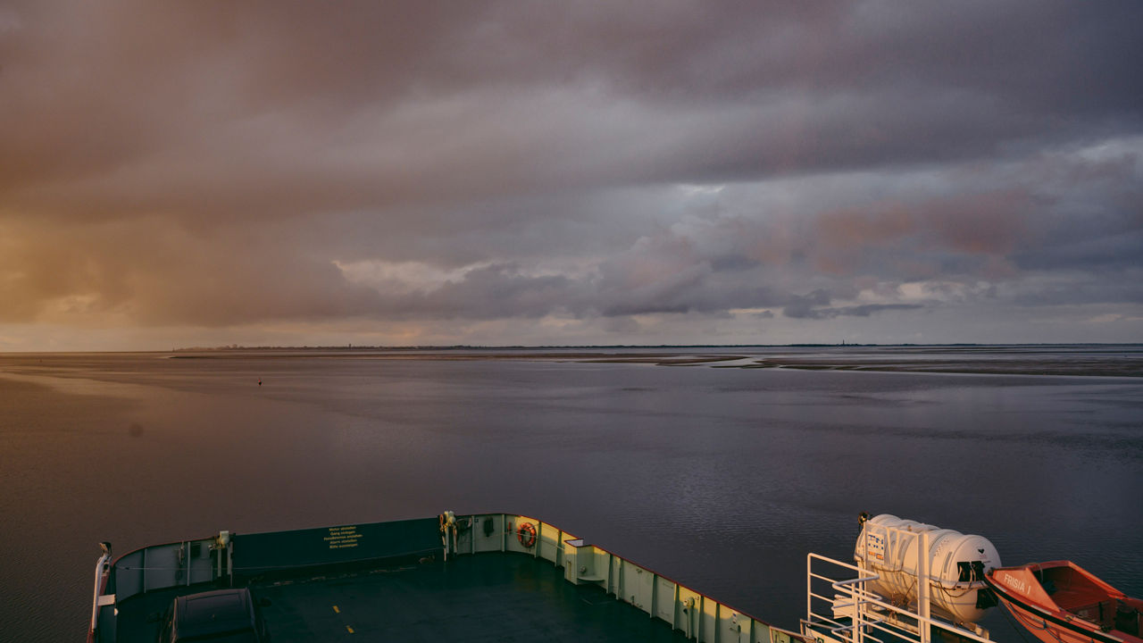 Blick von einer Fähre auf das Wattenmeer. 